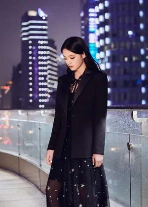 林允西装纱裙甜酷写真图片_3