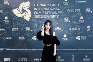 李菲儿礼裙红唇性感写真图片