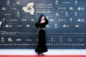 李菲儿礼裙红唇性感写真图片_1