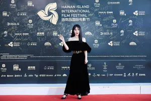 李菲儿礼裙红唇性感写真图片_2