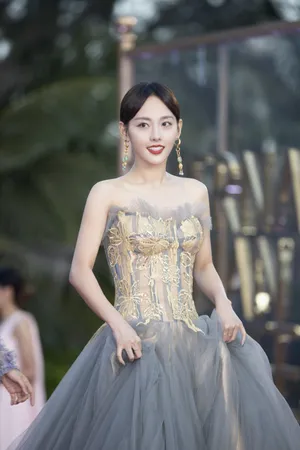 张嘉倪雾霾灰长裙飘逸写真图片_6