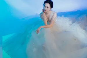黄圣依白蓝混搭抹胸礼气质性感图片_2