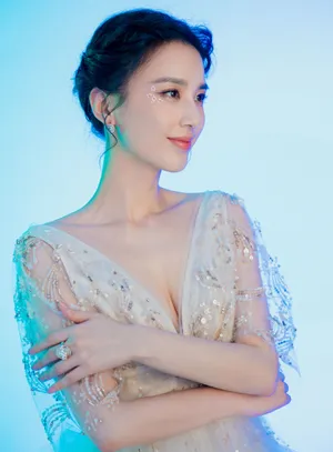 黄圣依白蓝混搭抹胸礼气质性感图片_3