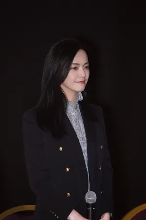 姚晨黑色西服优雅性感图片_7