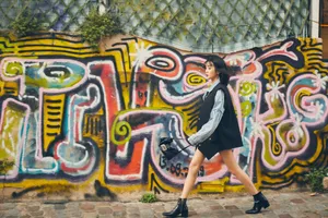 王梓薇灵动少女风街拍图片_1
