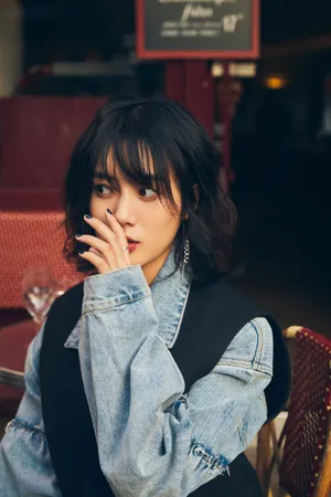 王梓薇灵动少女风街拍图片_2