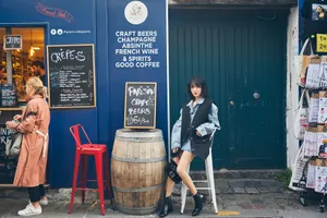 王梓薇灵动少女风街拍图片_3