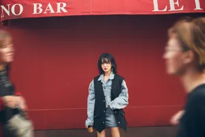 王梓薇灵动少女风街拍图片_5
