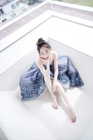 蒋梦婕星河裙性感闪耀写真图片