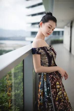 苗苗抹胸裙性感优雅写真图片_1