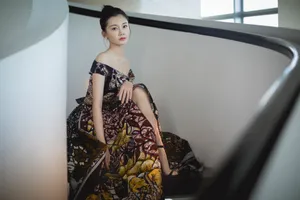 苗苗抹胸裙性感优雅写真图片_2