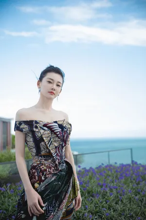 苗苗抹胸裙性感优雅写真图片_3