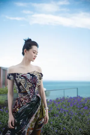 苗苗抹胸裙性感优雅写真图片_4