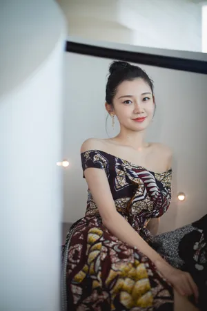 苗苗抹胸裙性感优雅写真图片_5