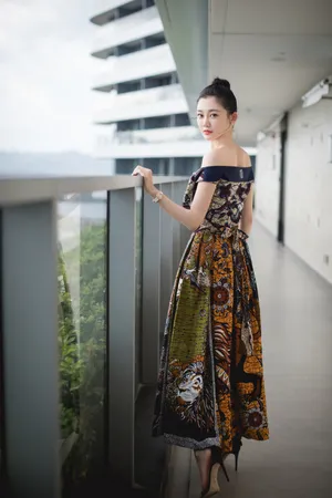 苗苗抹胸裙性感优雅写真图片_7