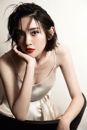 唐艺昕湿发吊带裙性感写真图片