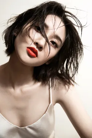 唐艺昕湿发吊带裙性感写真图片_3