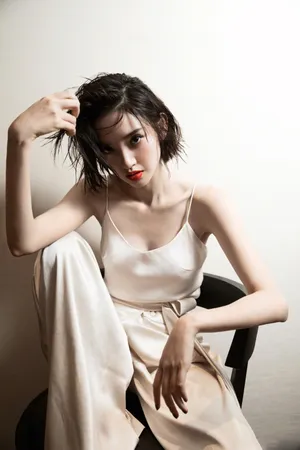 唐艺昕湿发吊带裙性感写真图片_4
