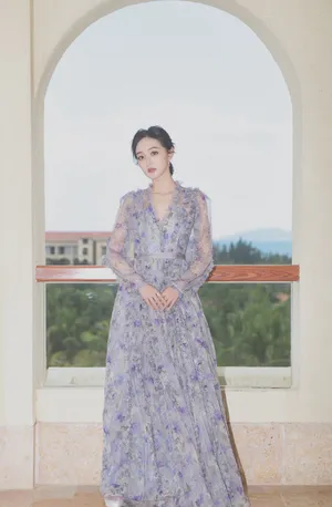 何泓姗蝴蝶裙优雅写真图片