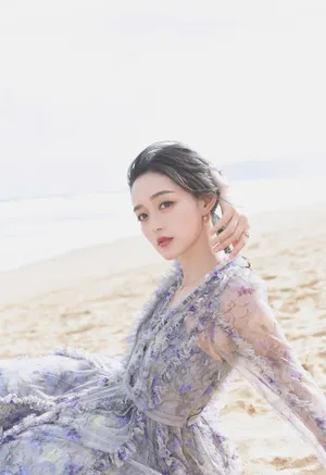 何泓姗蝴蝶裙优雅写真图片_7
