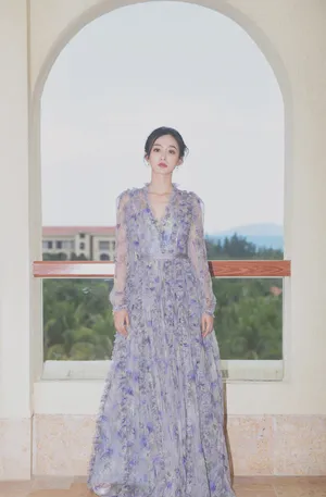 何泓姗蝴蝶裙优雅写真图片_8