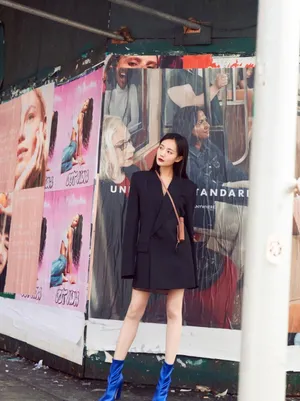 李一桐潇洒清凉街拍写真图片