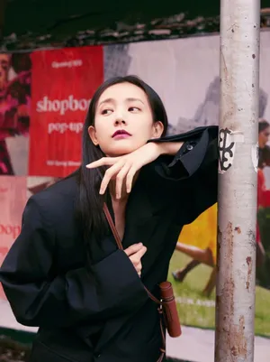 李一桐潇洒清凉街拍写真图片_2