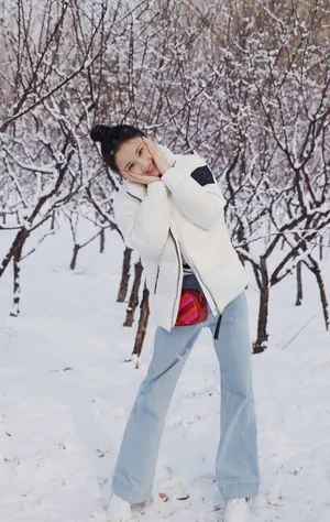 张慧雯甜美可爱雪地写真图片_5