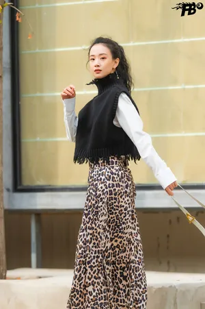李梦时髦个性街拍图片