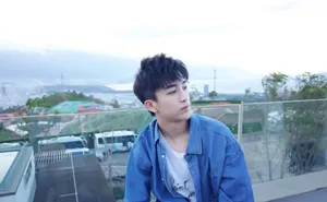 黄子弘凡俊俏帅气户外写真图片_3