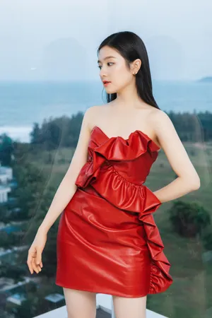 李兰迪红裙优雅性感写真图片