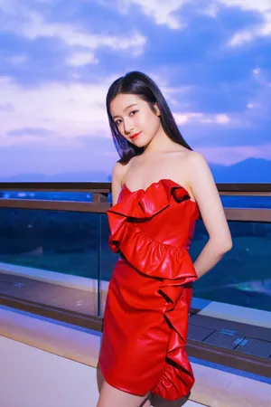 李兰迪红裙优雅性感写真图片_1