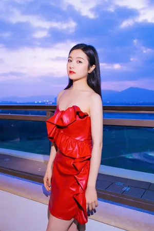李兰迪红裙优雅性感写真图片_2