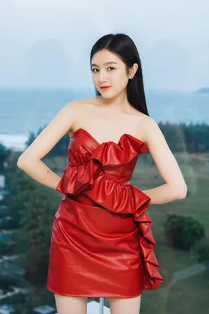 李兰迪红裙优雅性感写真图片_3
