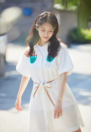 王子璇轻甜少女风街拍图片