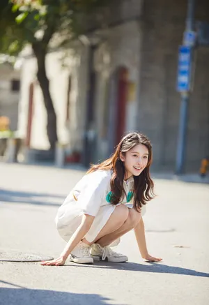 王子璇轻甜少女风街拍图片