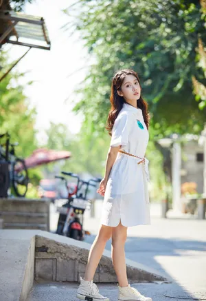 王子璇轻甜少女风街拍图片_2