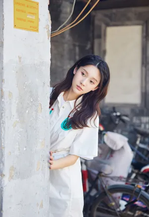 王子璇轻甜少女风街拍图片_5