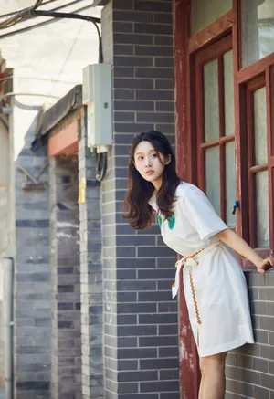 王子璇轻甜少女风街拍图片_8