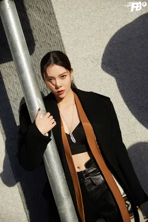宋妍霏酷美露脐性感写真图片_1