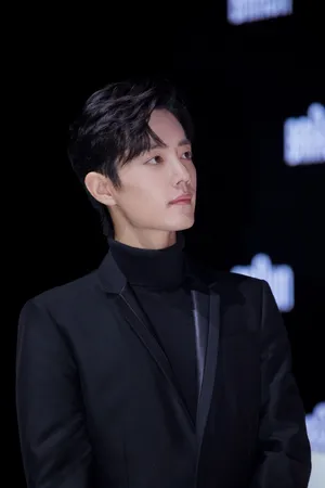 肖战黑西装儒雅活动图片_3