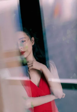 张静初飒爽红裙性感写真图片_1