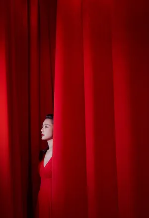 张静初飒爽红裙性感写真图片_4
