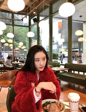 刘丁菡清新靓丽街拍图片