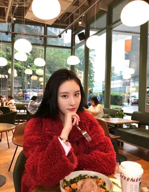 刘丁菡清新靓丽街拍图片_3