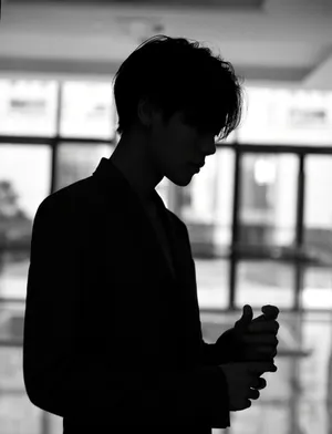 林彦俊真空红西装写真图片_4