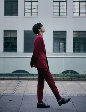 林彦俊真空红西装写真图片_14
