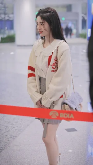 鞠婧祎温柔甜美街拍图片_2