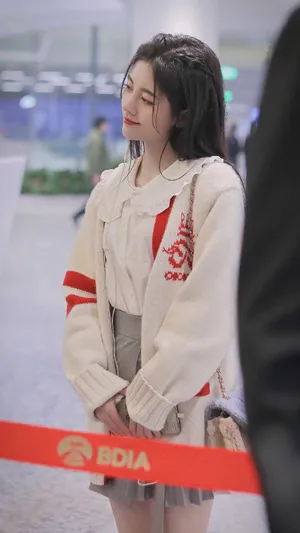 鞠婧祎温柔甜美街拍图片_3