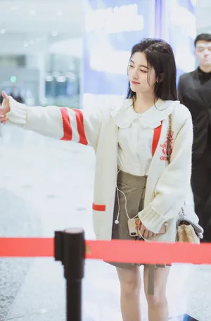 鞠婧祎温柔甜美街拍图片_5